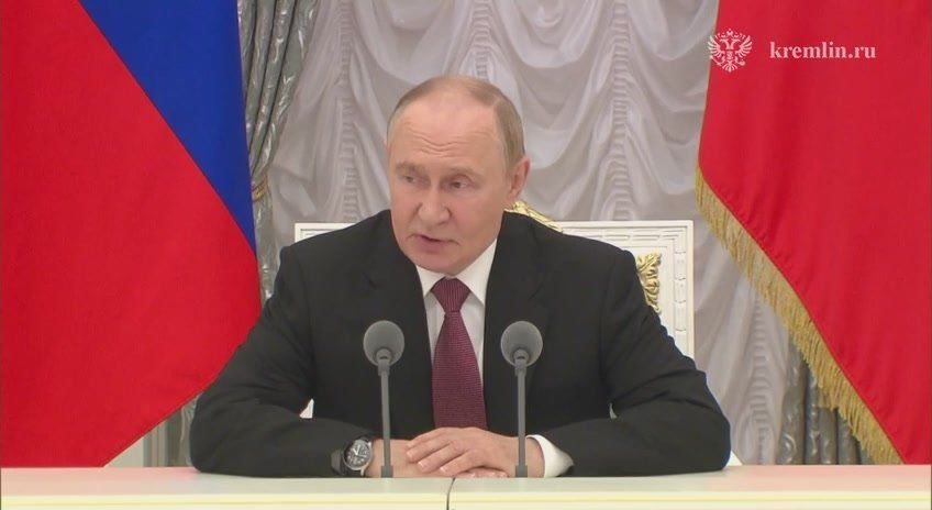 Владимир Путин провел совещание по итогам саммита с Дональдом Трампом