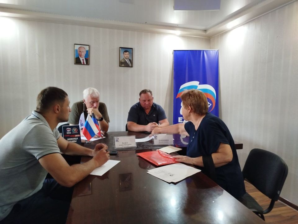 Андрей Бедило: Сегодня, 18 августа 2025 года провел прием граждан г.о.Торез совместно с депутатом городского совета Лавришиным В.И. Подобный опыт позволяет отрабатывать рабочее взаимодействие депутатов разных уровней в...