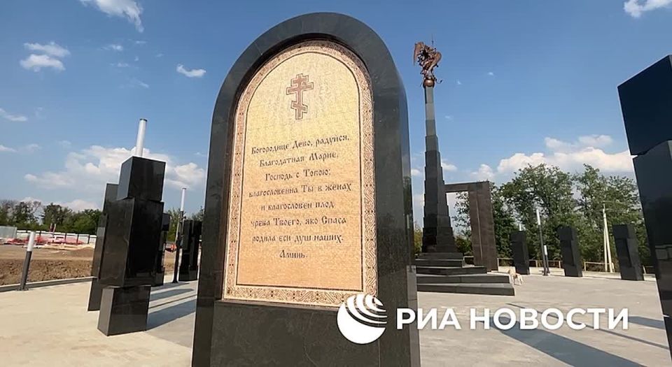 Новый мемориальный комплекс, посвященный памяти погибших героев и защитников Донбасса, будет открыт в сентябре в Донецке, рассказал РИА Новости заместитель председателя правительства ДНР Владимир Ежиков