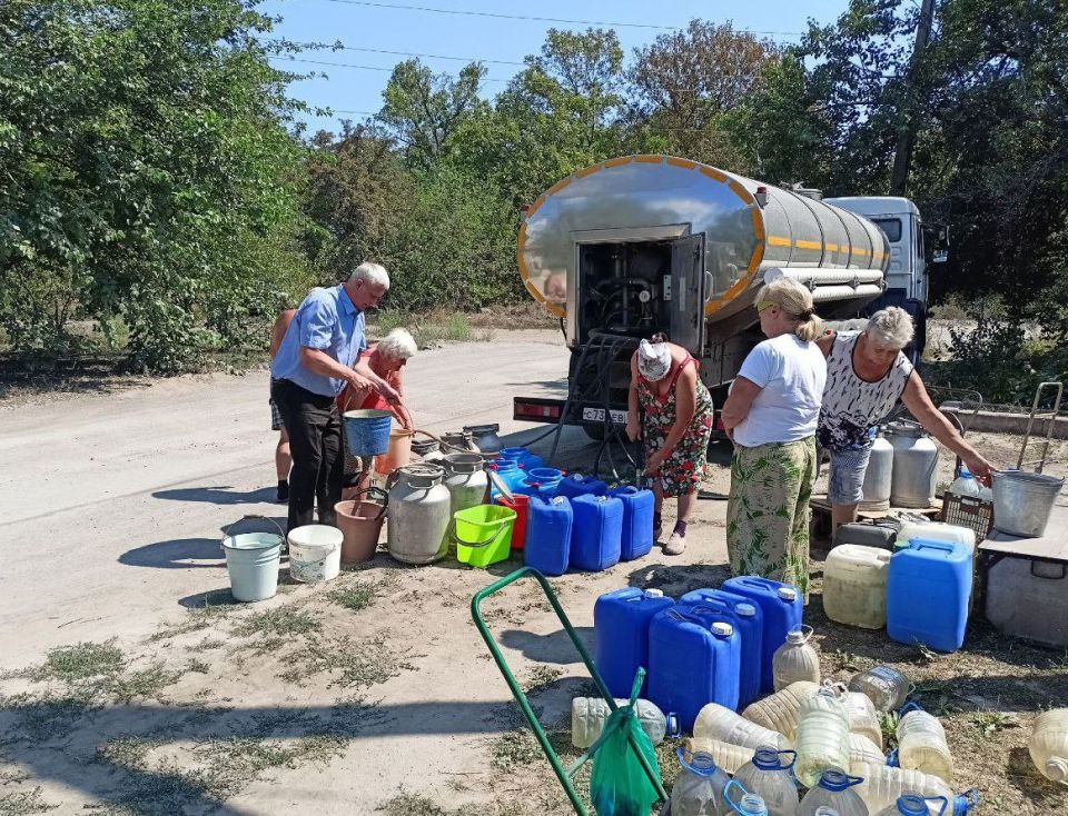 Наталья Бегуненко: По поручению Главы ДНР Дениса Пушилина депутат Донецкого городского совета Андрей Середа принял участие в развозе воды жителям Петровского района