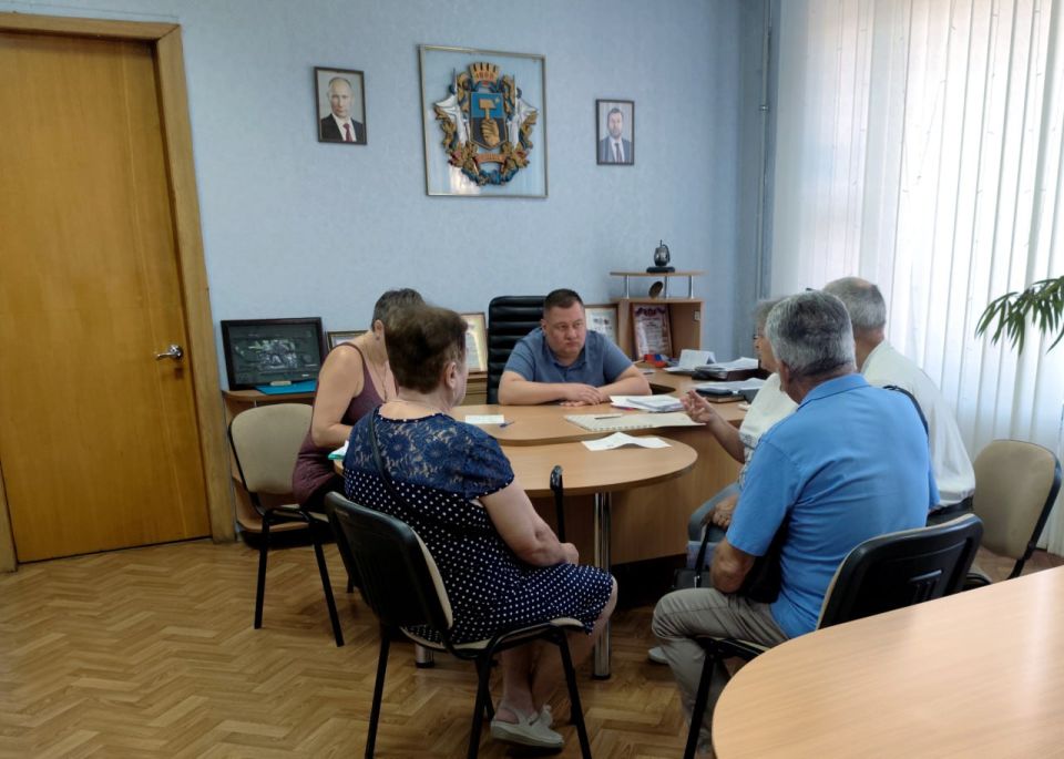 В понедельник, 18 августа, руководитель Управы Куйбышевского внутригородского района Администрации городского округа Донецк Иван Адамец провел плановый прием граждан