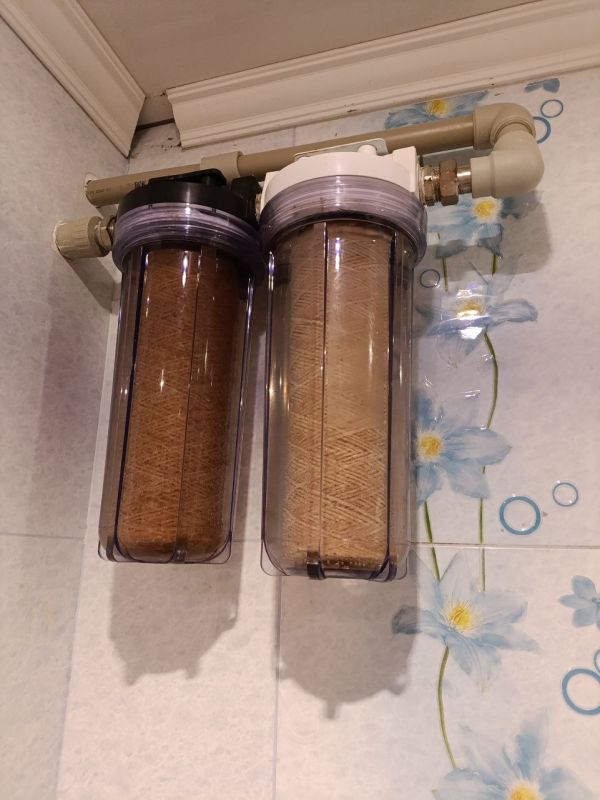 Дмитрий Стешин: Фото воды из Донецка, товарищ П. прислал. Говорит, фильтры с фото были заменены 15 минут назад