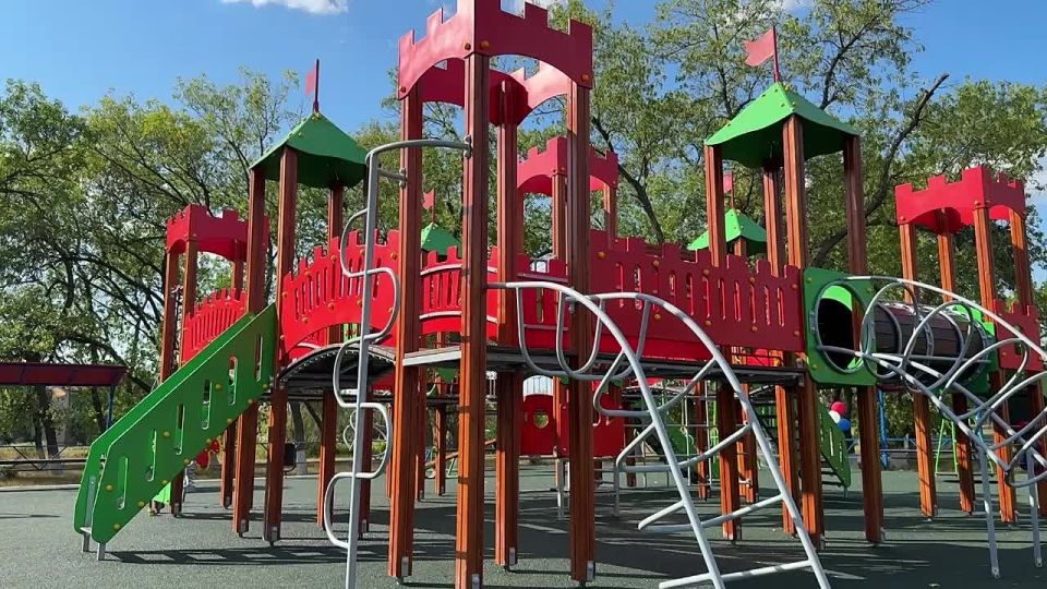 По федеральной программе «Комплексное развитие сельских территорий» в селах Старченково и Тополиное Володарского района открыли современные детские площадки