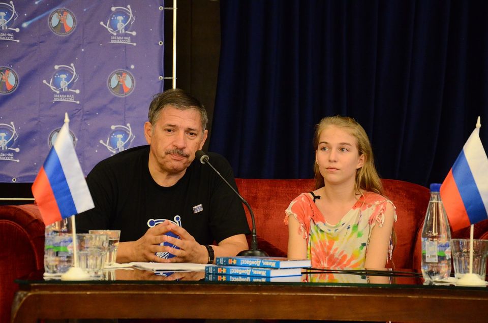 “Мы долго пытались выжить под украинскими обстрелами”: 16-летняя луганчанка отправила письмо Меланье Трамп