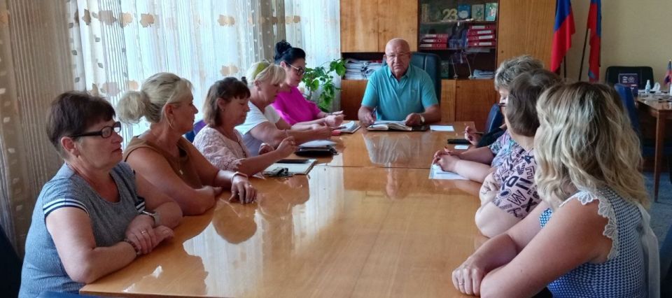 Наталья Бегуненко: Сегодня, 18 августа, первый заместитель руководителя Управы Петровского внутригородского района Администрации городского округа Донецк Юрий Плахутин провел рабочее совещание, в котором приняли участие...