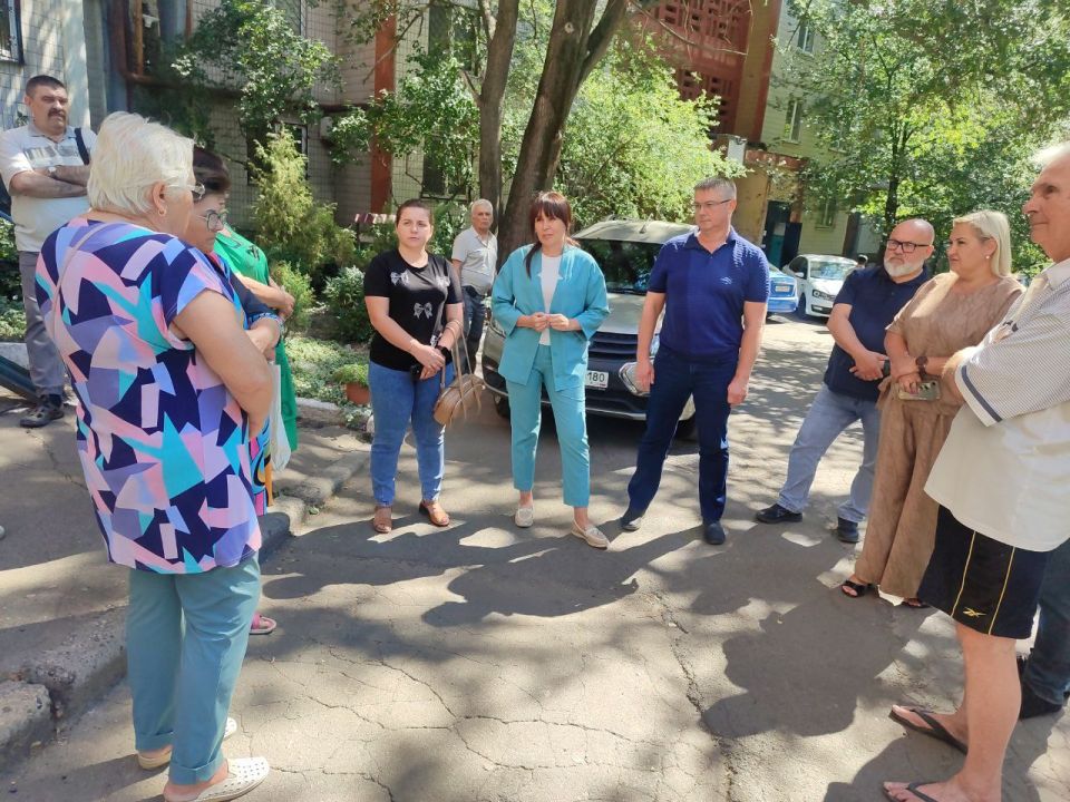 Василий Ткачук: Сегодня, 19 августа, по поручению Главы ДНР Дениса Пушилина, на подведомственной территории Калининского внутригородского района состоялась встреча с жителями дома № 69 по проспекту Дзержинского