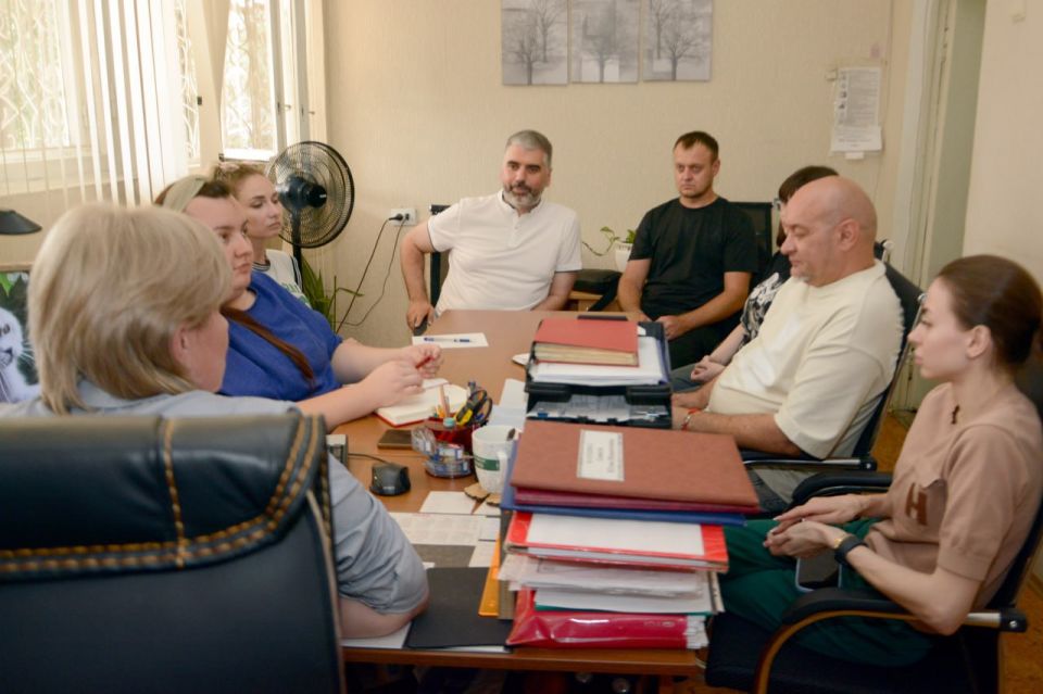 Заместитель Председателя Народного Совета ДНР Алексей Дорофеев (фракция «Новые люди») провел встречу с трудовым коллективом ЗАГСа №7 в Ленинском районе Донецка