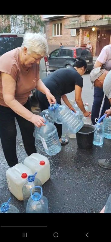 Валентин Левченко: В рамках выполнения поручения Главы Республики Дениса Пушилина о проведении контроля за графиком подвоза воды для населения, сегодня, в очередной раз, депутатом Донецкого городского совета Сергеем...