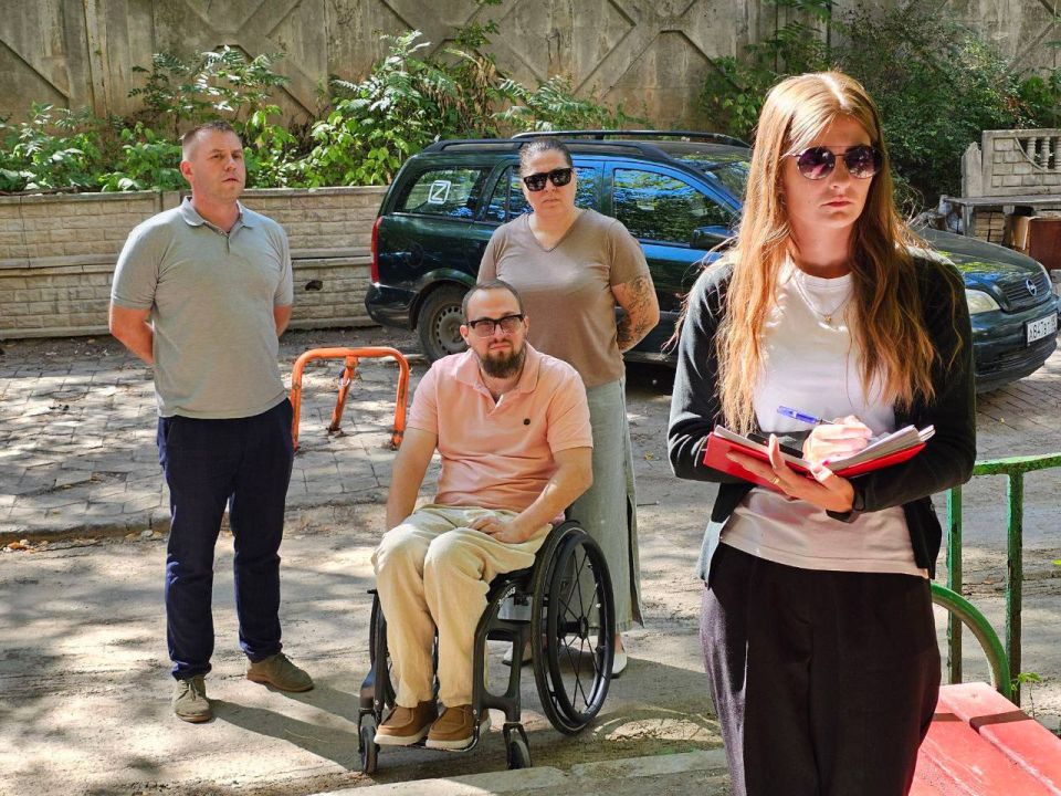 Секретарь #Комитет_по_труду_занятости_социальной_политике_и_делам_ветеранов Ярослав Лисобей вместе с главой Управы Ворошиловского района города Донецка Татьяной Копыловой и депутатом городского Совета города Донецка...