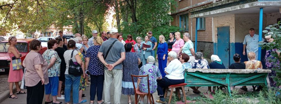 Председатель #Комитет_по_труду_занятости_социальной_политики_и_делам_ветеранов Клавдия Кульбацкая (фракция «Единая Россия») провела ряд встреч с жителями улицы Черногорская, микрорайона «Тихий», пос