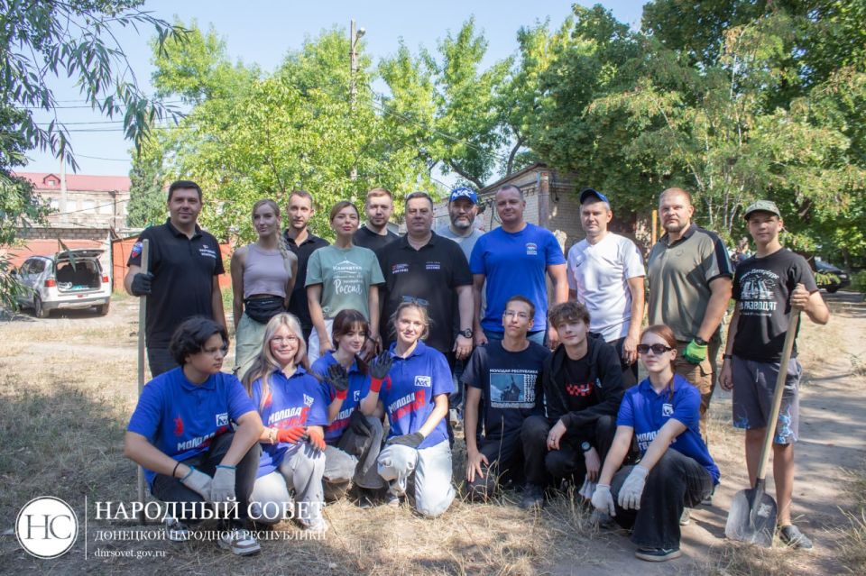 Депутаты Народного Совета фракций «Единой России», КПРФ и «Новых людей» во главе с Председателем Народного Совета ДНР Константином Кузьминым провели субботник вместе с молодежными организациями