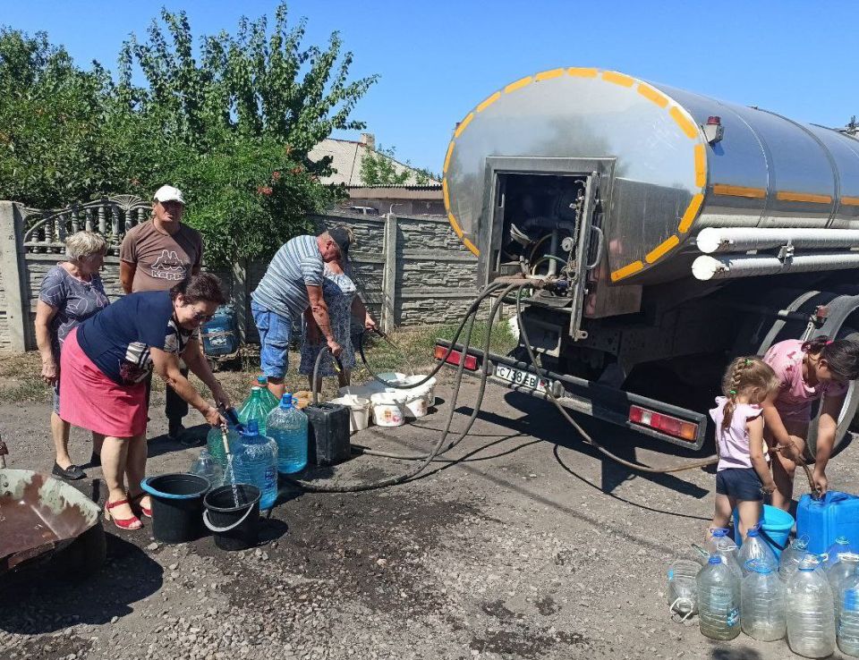 Наталья Бегуненко: По поручению Главы ДНР Дениса Пушилина депутат Донецкого городского совета Нина Логвиненко приняла участие в развозе воды жителям Петровского района