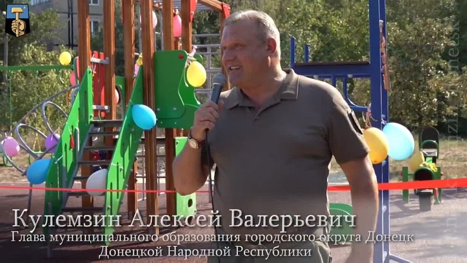 В микрорайоне «Текстильщик» Кировского района десятки малышей и их родители собрались на открытие новой детской площадки