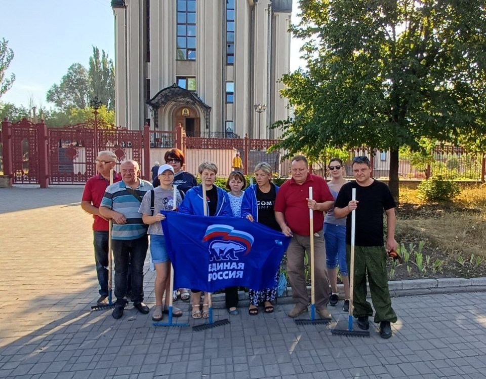 Валентин Левченко: В Управу Киевского внутригородского района обратился настоятель Свято-Воскресенского храма, что на Шахтерской площади, с просьбой привести в порядок прилегающую к храму территорию и помочь в уборке...