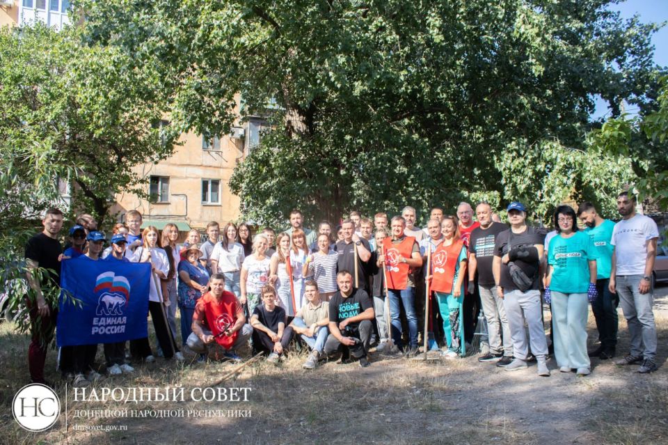 Депутаты Народного Совета провели субботник в Ленинском районе Донецка