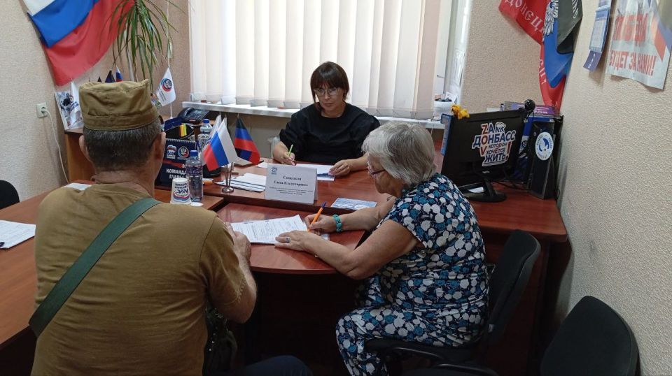 Василий Ткачук: Сегодня руководитель Управы Калининского внутригородского района Администрации городского округа Донецк Елена Синецкая провела приём граждан в общественной приёмной Всероссийской политической партии «Единая...