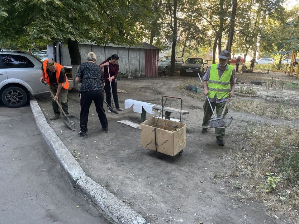 Юрий Будрин: Сегодня, 21 августа 2025 года, по поручению Главы Республики Дениса Пушилина, в рамках проекта «Городская среда», реализуемого Единой Россией , работники предприятий Кировского района приняли участие в...