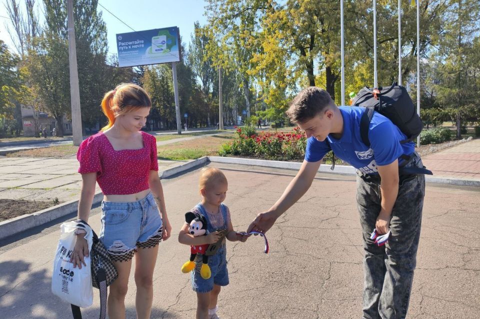 Наталья Бегуненко: Ко Дню флага России активисты Петровского штаба Донецкого регионального отделения Всероссийской общественной организации «Молодая Гвардия Единой России» приняли участие в акции по раздаче...