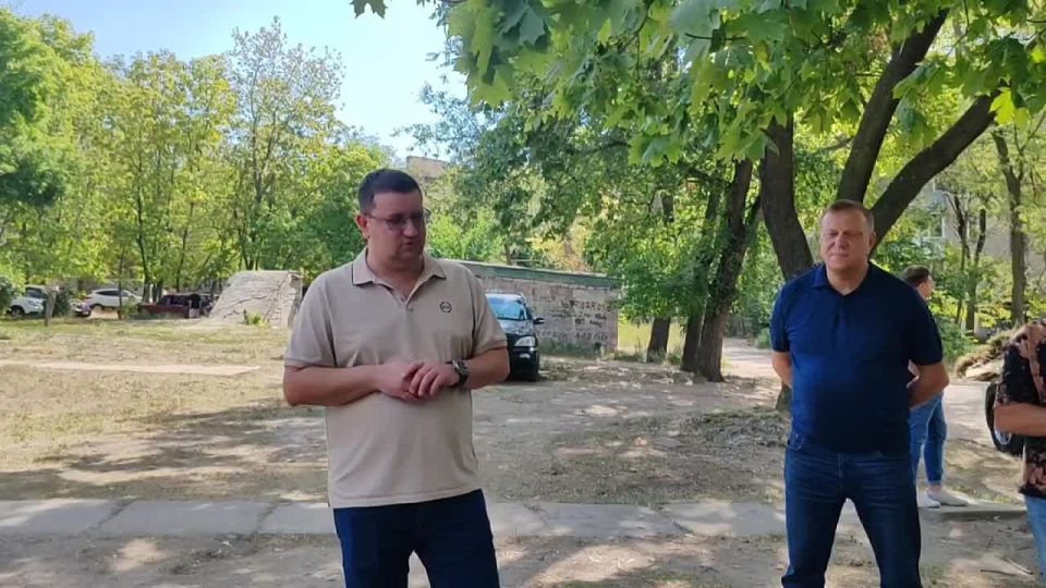 Юрий Мартынов: Сегодня по поручению Главы Донецкой Народной Республики Дениса Владимировича Пушилина провел встречу с трудовым коллективом спортивной школы № 14 и жителями Ленинского района Донецка