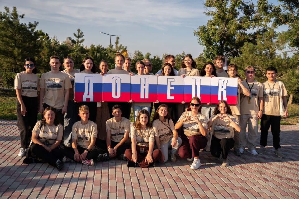 “Живая карта нашей земли”: молодежь провела шествие в честь Дня государственного флага России