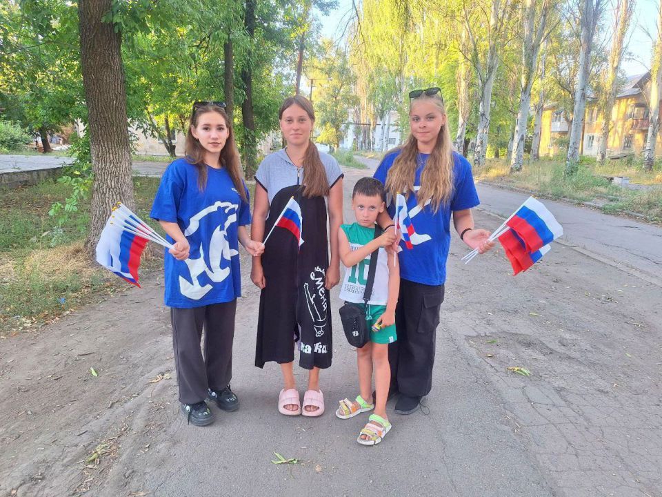 Юрий Будрин: Сегодня, в День государственного флага Российской Федерации, в Кировском районе г.Донецка прошла акция "Триколор"