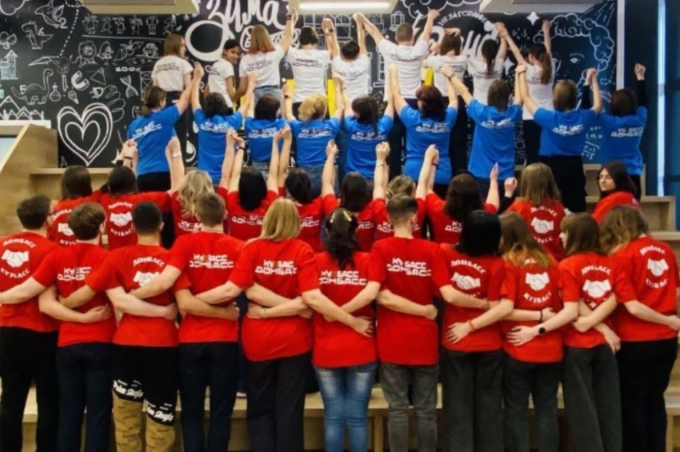 Альбина Афенченко: Наша дружба с Кузбассом крепнет под одним флагом! Встречи с учащимися и педагогами города Белово Кемеровской области символизируют нерушимую связь и общее стремление к развитию в образовании