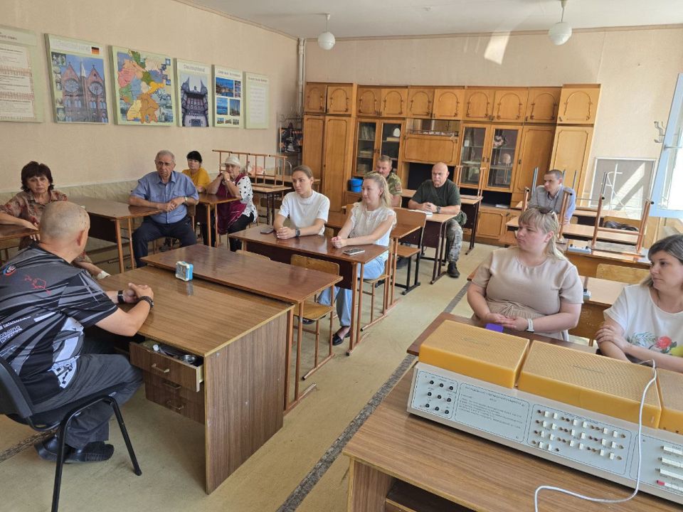 Дмитрий Огилец: По поручению Главы Донецкой Народной Республики вместе со своими золотыми помощниками провел встречу с трудовым коллективом ГБОУ "СШ№24 Г.О. Харцызск"