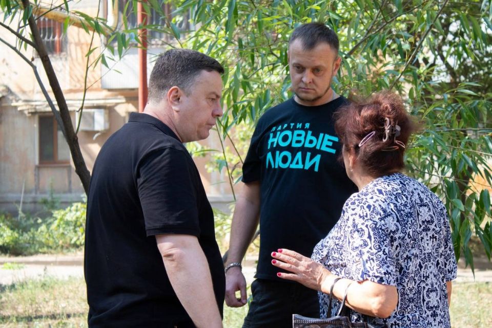 Константин Кузьмин: В ходе благоустройства придомовой территории на улице Луговцова в Ленинском районе Донецка пообщался с местными жителями