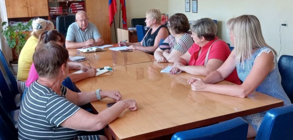 Наталья Бегуненко: Первый заместитель руководителя Управы Петровского внутригородского района Администрации городского округа Донецк Юрий Плахутин провел рабочее совещание с сотрудниками Управы района и инспекторами по...