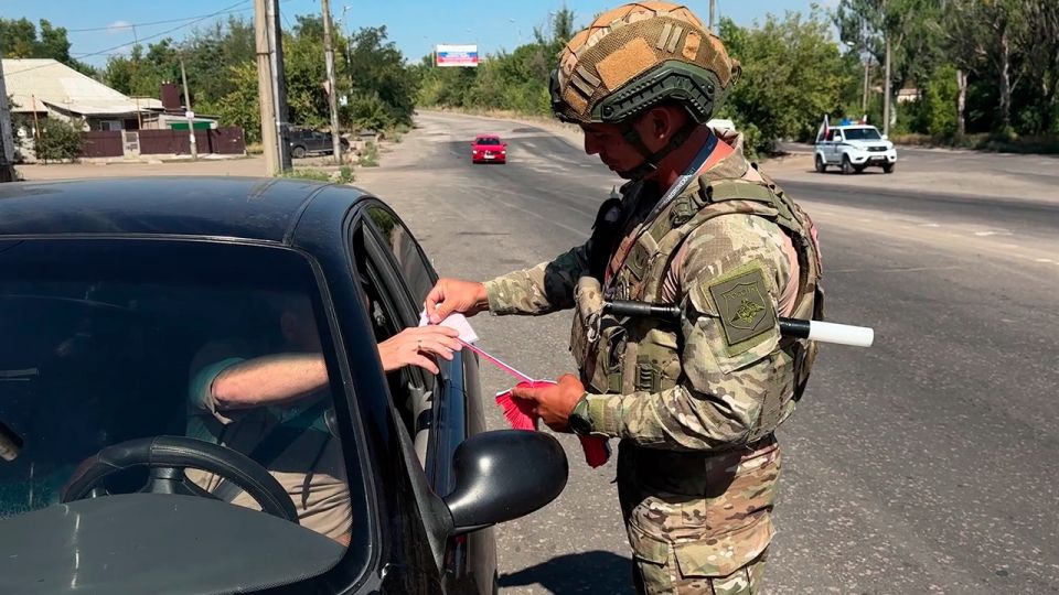 Водителям в ДНР выдали российские триколоры в День государственного флага