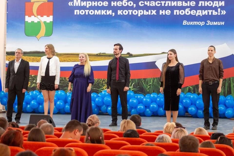 Донецкая муздрама поздравила жителей Республики с Днем Государственного флага