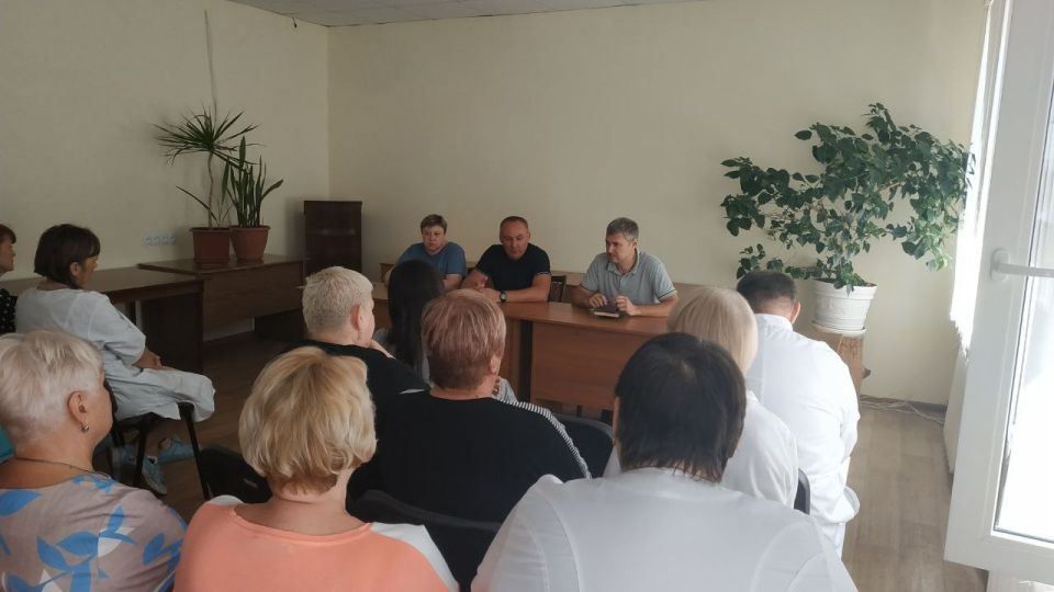 Парламентарии продолжают встречи с трудовыми коллективами