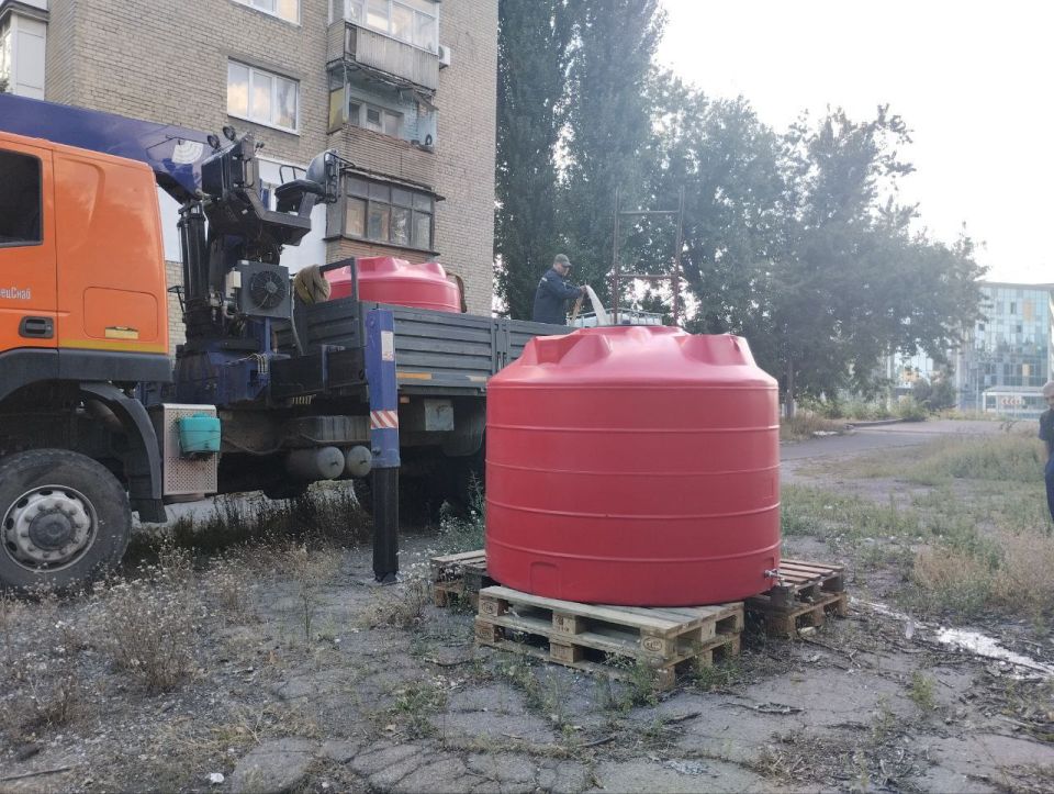 Валентин Левченко: За выходные дни, жителям микрорайона "Привокзальный" были установлены три емкости для технической воды по адресам: