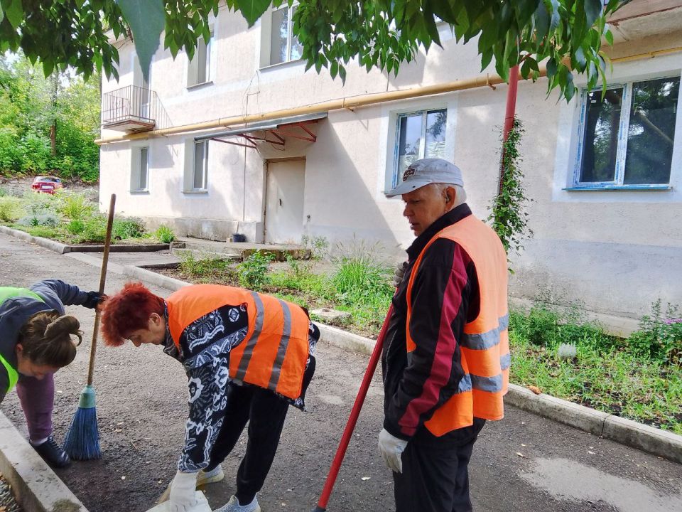 Юрий Будрин: Сотрудники жилищно-коммунальных предприятий Кировского внутригородского района г. Донецка продолжают наводить порядок по следующим адресам: