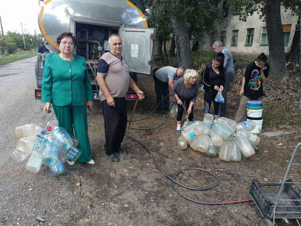 Наталья Бегуненко: По поручению Главы ДНР Дениса Пушилина депутат Донецкого городского совета Нина Логвиненко приняла участие в развозе воды жителям Петровского района