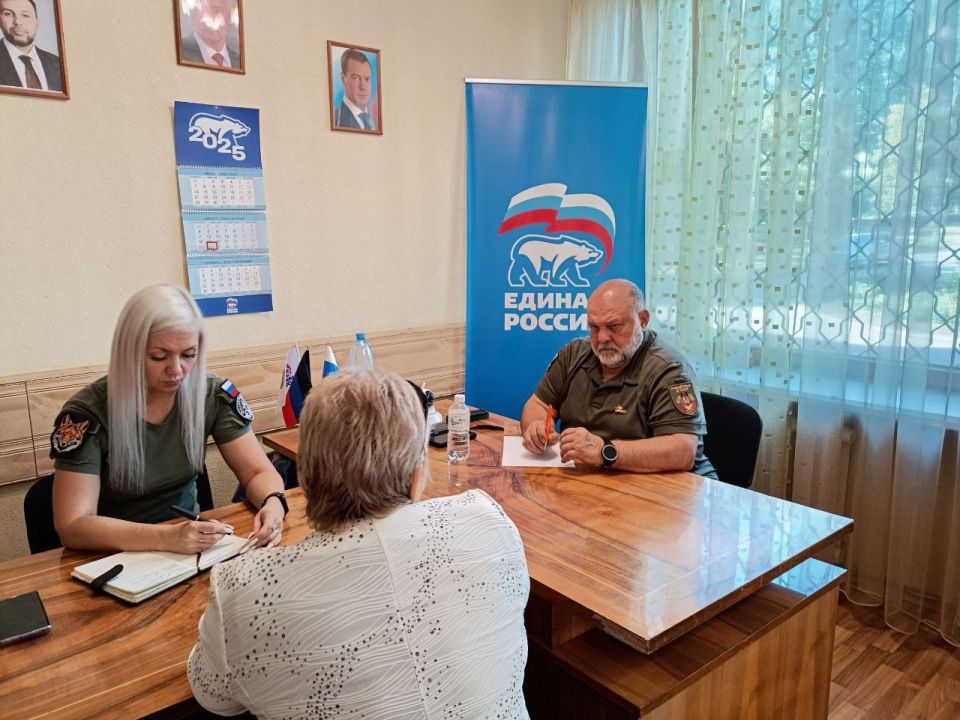 Валентин Левченко: Сегодня, в общественной приемной партии "Единая Россия" Киевского района г.Донецка, депутат Народного Совета ДНР Юрий Сивоконенко провел прием граждан