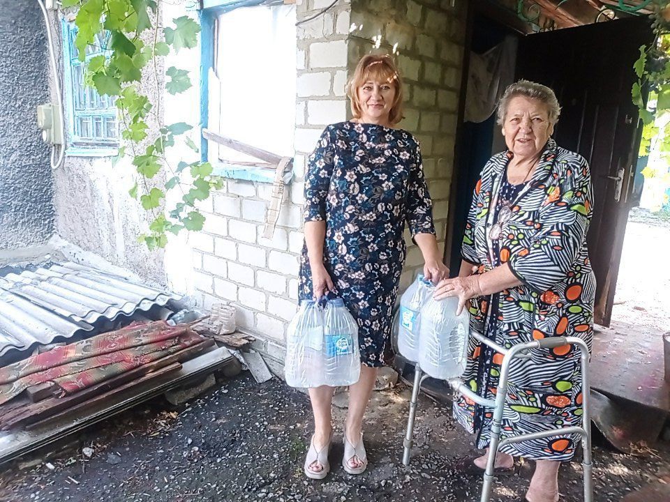 Юрий Будрин: Сотрудники Управы Кировского района города Донецка продолжают оказывать помощь малоподвижным и пожилым жителям района с доставкой технической и питьевой воды