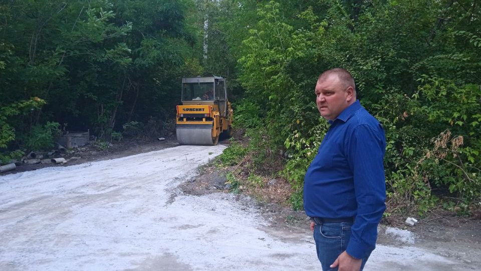 Юрий Будрин: Сегодня, 26 августа 2025 года, в рамках рабочей поездки по улице Кирова, посмотрел ход выполнения работ по отсыпку подъездных путей к шахтным отстойникам