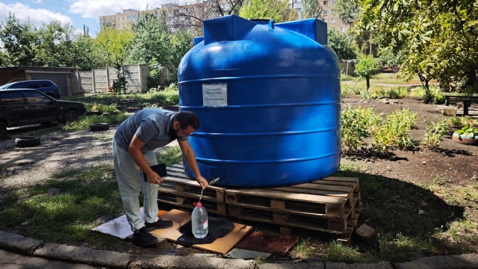 Иван Адамец: Депутат Донецкого городского совета Алексей Ковровский, по поручению Главы Республики Дениса Пушилина, проконтролировал доставку воды в Куйбышевском районе по улице Куйбышева, 212