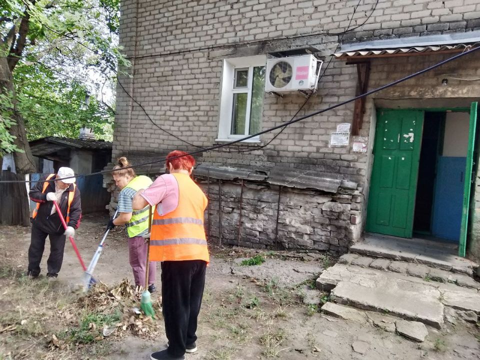 Юрий Будрин: Сотрудники жилищно-коммунальных предприятий Кировского внутригородского района г. Донецка продолжают наводить порядок по следующим адресам: