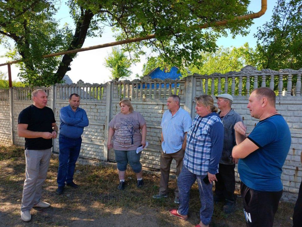 Руководитель Управы Буденновского внутригородского района Михаил Меренков совместно с депутатом Донецкого городского совета Александром Герасименко провели встречу с жителями микрорайона «Победа»