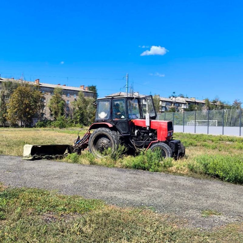 Михаил Меренков: Покос сорных и карантинных трав на территории ФОКОТ с привлечением тракторной косилки МУП АГОД «ДРСУ»