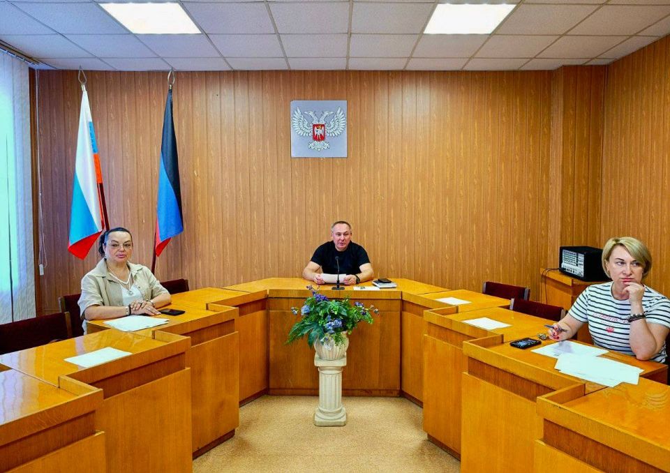 Сегодня руководитель Управы Буденновского внутригородского района Михаил Меренков провел аппаратное совещание с участием депутата Донецкого городского совета Ирины Бениаминовой