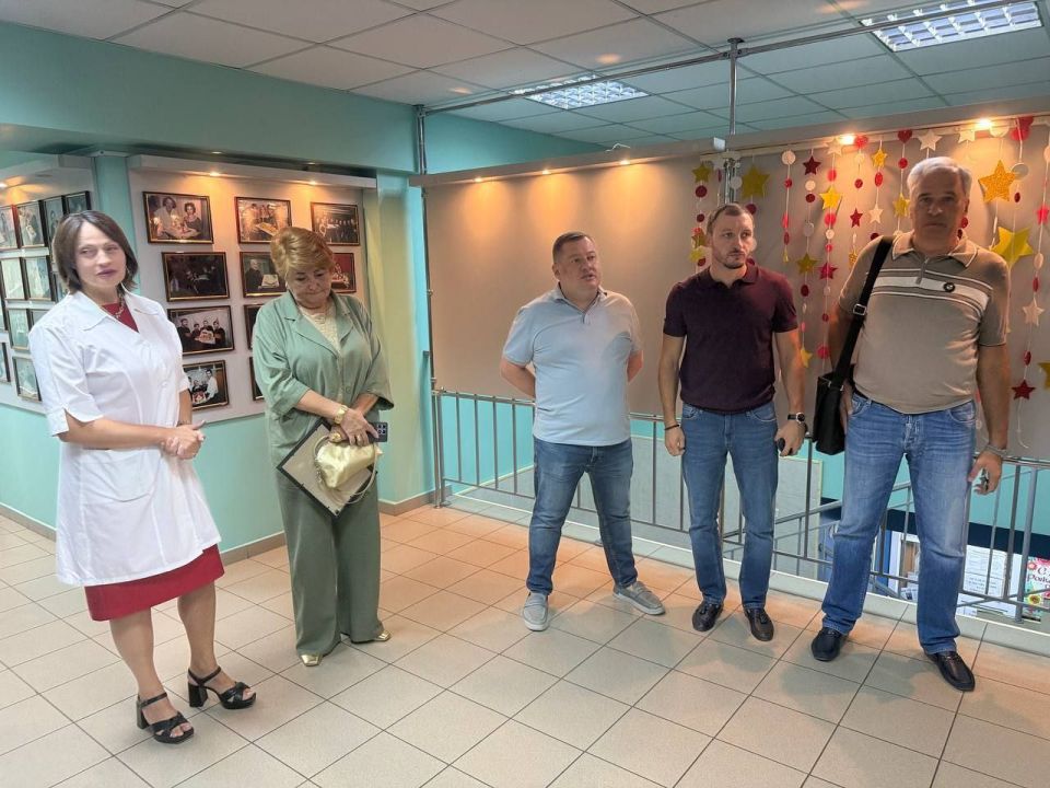 Руководитель управы Куйбышевского района Иван Адамец и депутаты Донецкого городского совета Сергей Остапенко, Валерий Солодовников провели встречу с сотрудниками ООО ПКФ «Оникс»