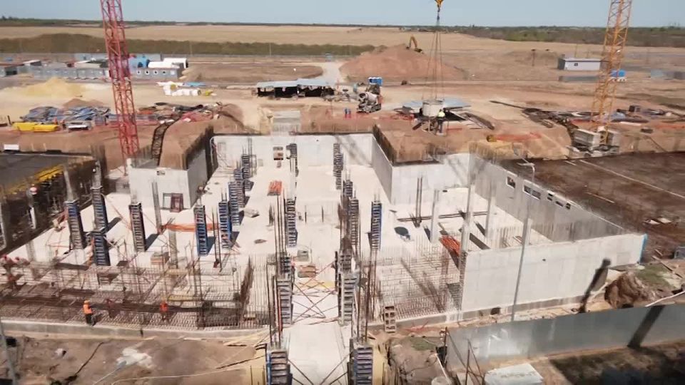 Глава ДНР Денис Пушилин вместе с руководителем Федерального медико-биологического агентства Вероникой Скворцовой проверили ход строительных работ Многопрофильного медцентра ФМБА в Мариуполе