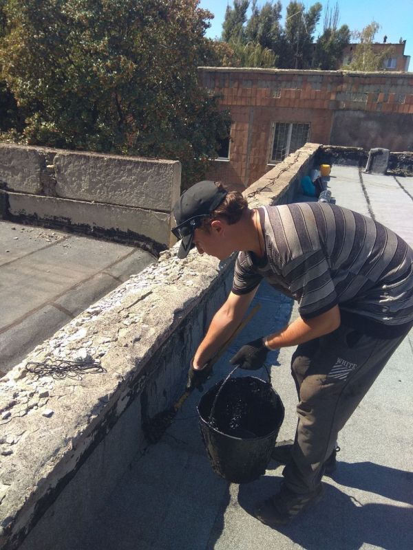 Наталья Бегуненко: Сотрудники Петровского участка № 1 Донецкого Филиала «Единого регионального фонда по управлению МКД на территории ДНР» продолжают выполнять ремонтные работы по следующим адресам: ул. Стаханова, 26а; пл....