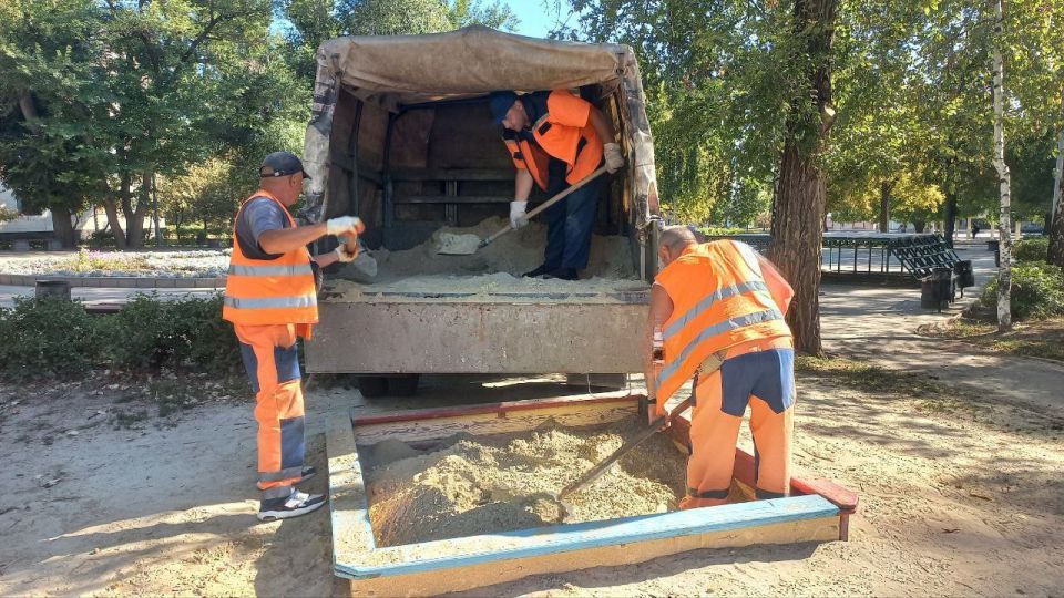 Валентин Левченко: Сегодня работники жилищной организации завезли новый песок на детскую площадку в сквер имени Арсена Павлова