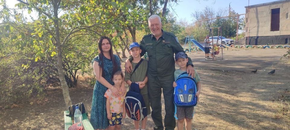 Андрей Бедило: Акция Единой России "Собери ребенка в школу" - добрая, светлая и благодарная!Помочь нашим многодетным семьям и семьям участников СВО в подготовке деток к новому учебному году - дело нужное и благородное