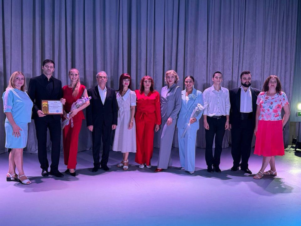 Артисты муздрамы поздравили жителей Шахтерска