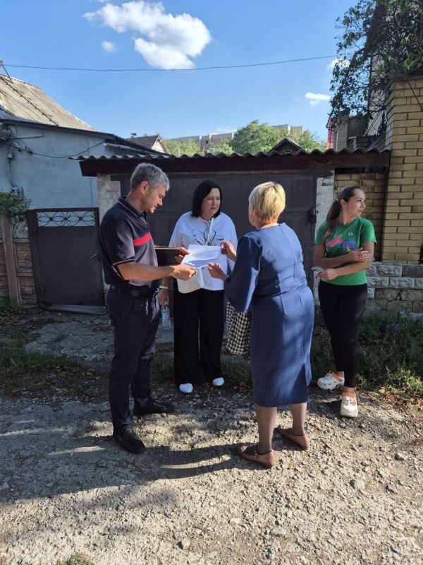 Выполняя поручение Главы ДНР Дениса Пушилина Председатель #Комитет_по_вопросам_агропромышленного_комплекса_земельных_отношений Юрий Леонов (фракция «Единая Россия») встретился с жителями улиц Ломоносова и Крамского в...